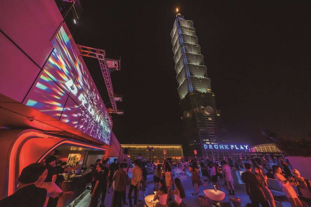 「Drunk Play 烂醉不累」有宽广户外露台，可以看见夜间的台北101大楼。（图／Drunk Play 烂醉不累）