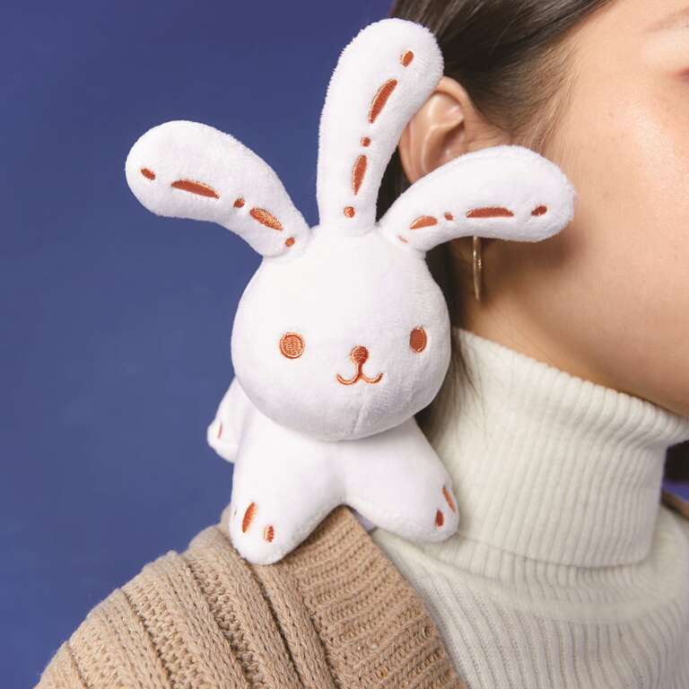 可吸附在肩膀上的「光源兔玩偶吸鐵燈」與你並肩同行賞燈會。（圖／台北市產業發展局）