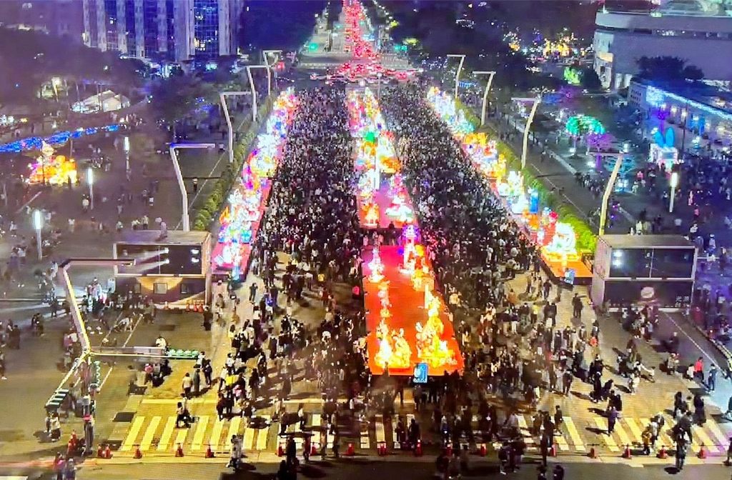 台湾灯会喜迎人潮单日破百万的「超级星期六」。