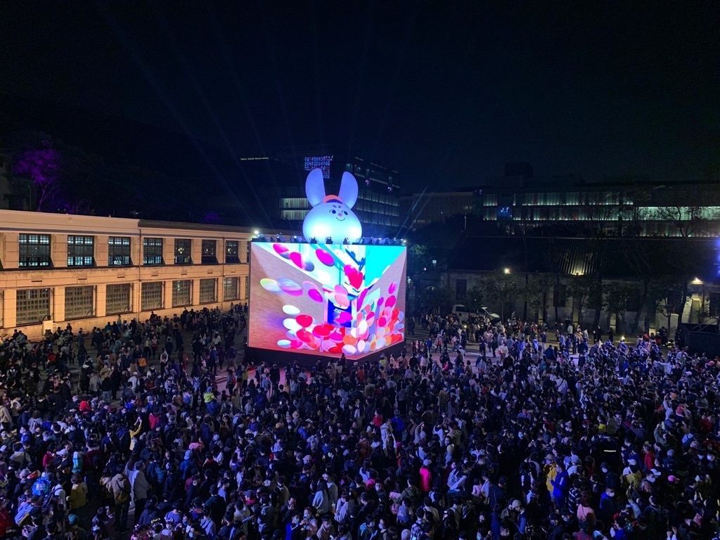 「源展区」超人气副灯「台北兔给乐」每场次展演吸引超过千名亲子群众。（图片由必应创造提供）