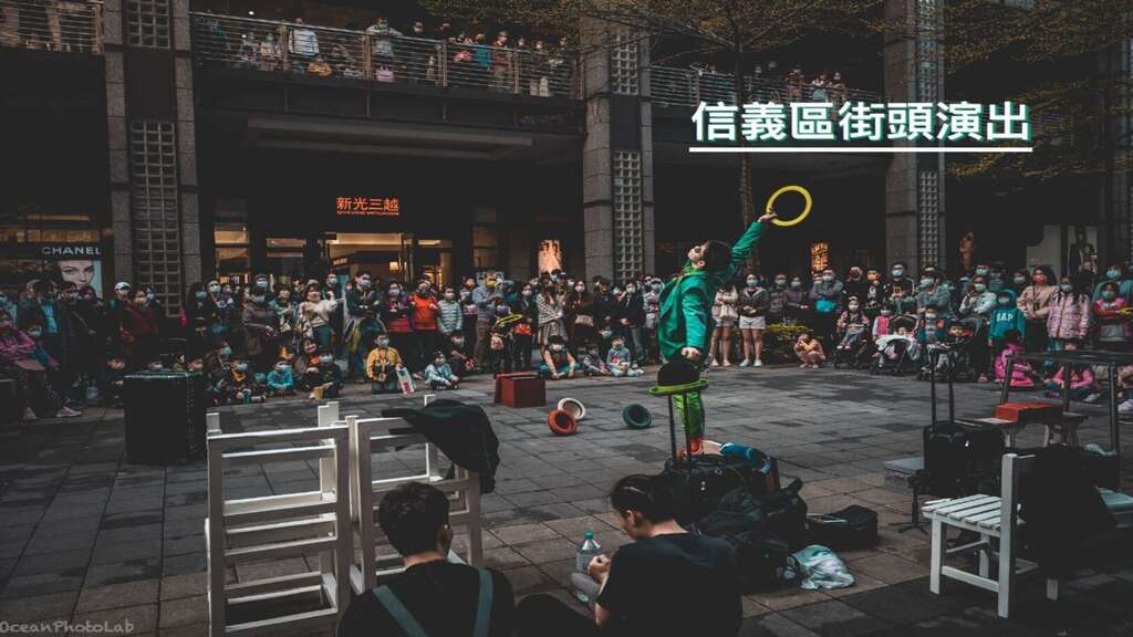 街头艺人小绿人张伯维以街舞结合默剧与杂耍互动(图片来源：台北市政府文化局)