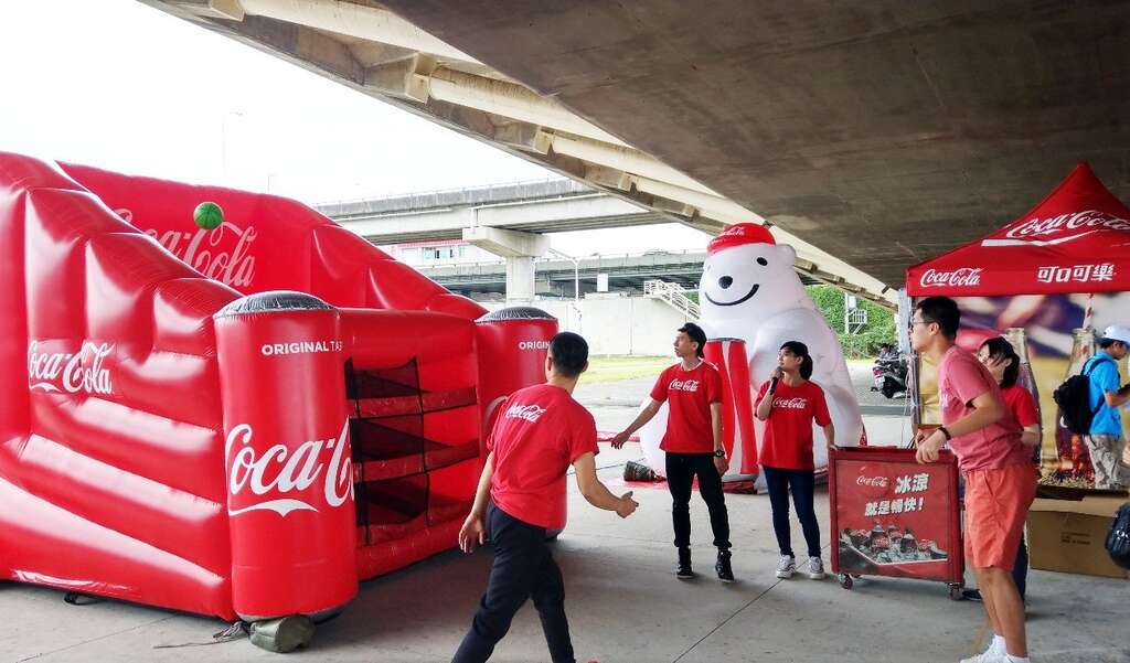 可口可乐千罐免费畅饮，也准备许多惊喜小礼物等待民众的参与(图片来源：台北市政府工务局公园路灯工程管理处)
