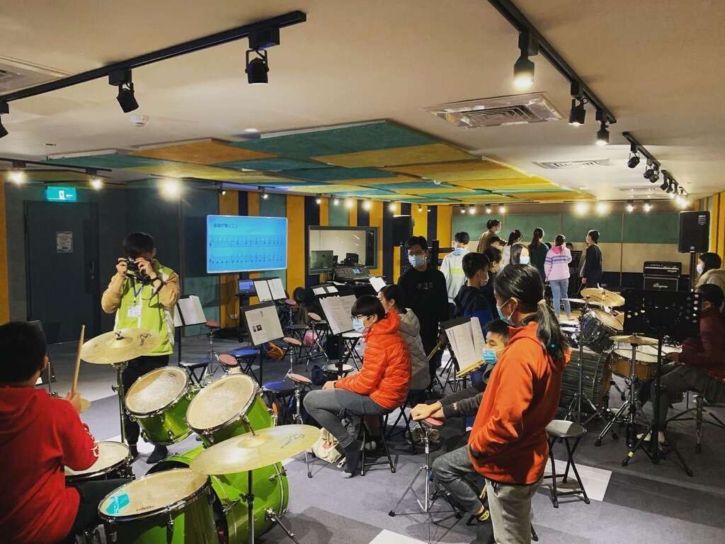 青发家教中心睽违半年的爵士鼓课程再次回归，将带领师生体验爵士鼓手的韵律动感，并摇滚出专属自己的青春节奏！(图片来源：台北市青少年发展暨家庭教育中心)