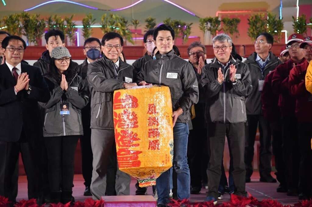 Mayor Hands over Lantern to Tainan Mayor at Lantern Festival Closing Ceremony