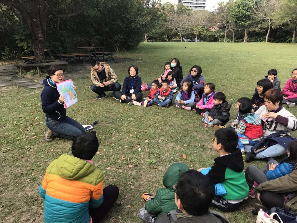 親子共同聆聽故事(圖片來源：臺北市動物保護處)