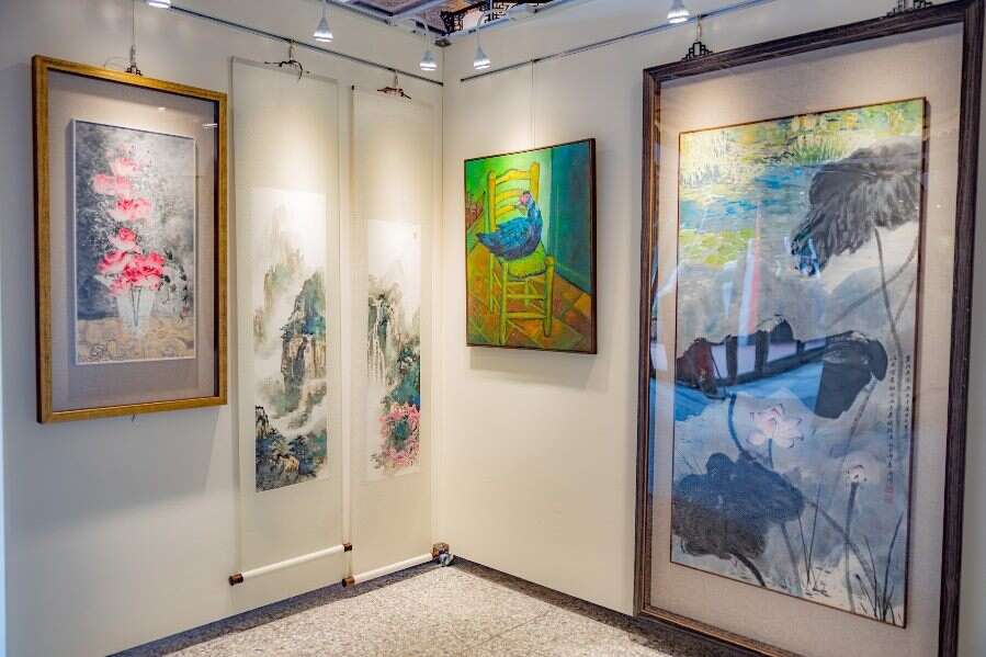 辛亥光复楼在2楼举办「东西方论战」画展(图片来源：台北市政府工务局公园路灯工程管理处)