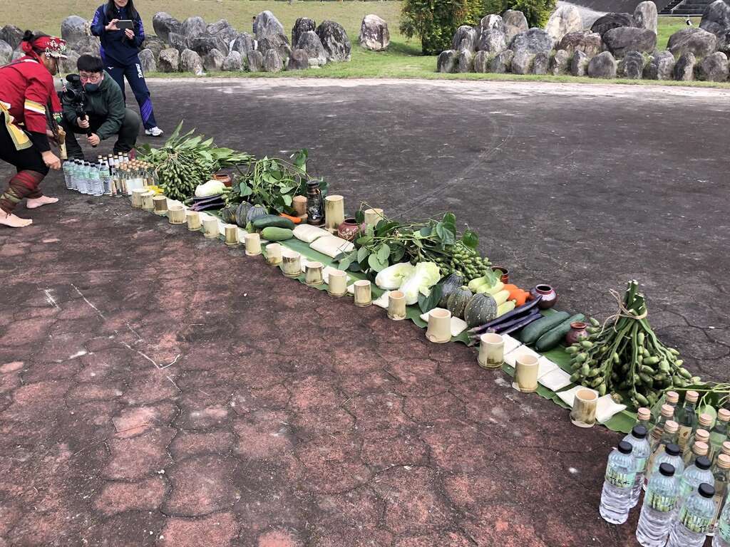 第一站撒奇莱雅族，花莲市国福桥下巨石园区(图片来源：台北市政府体育局)