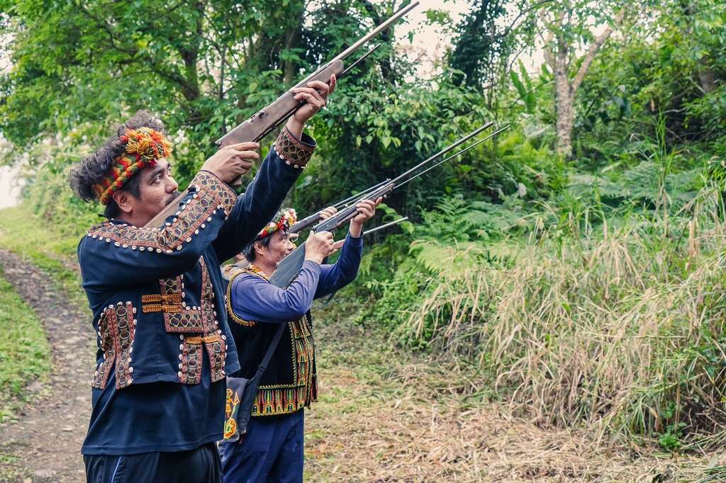 第四站鲁凯族，勇士们更以猎枪对空鸣枪，以示东鲁凯族达鲁玛克对活动的祝福(图片来源：台北市政府体育局)