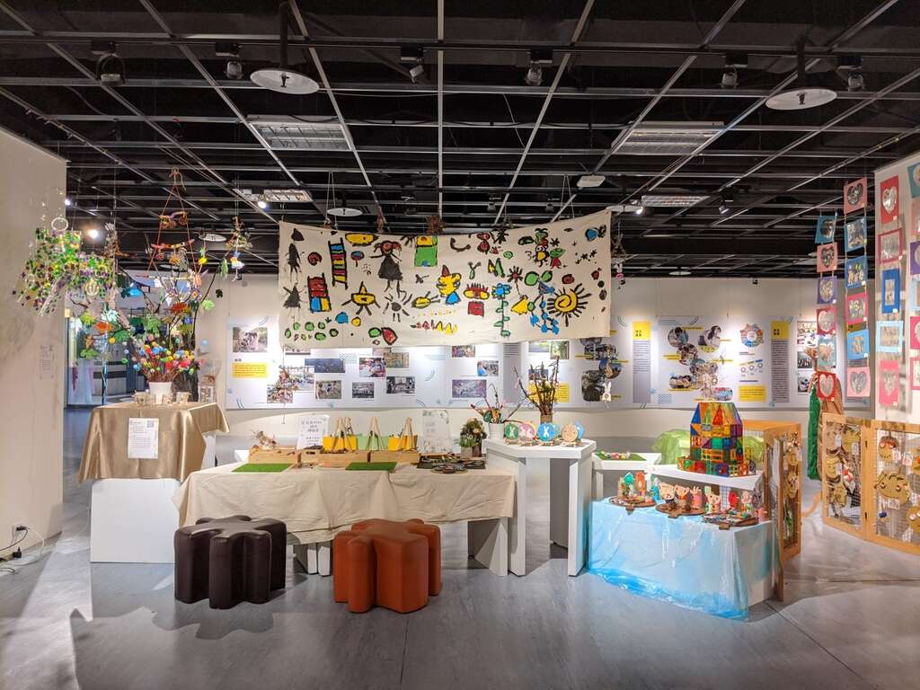 展览中「创作体验区」提供民众使用现场准备的大自然与艺术媒材进行自由创作。(图片来源：台北市青少年发展暨家庭教育中心)