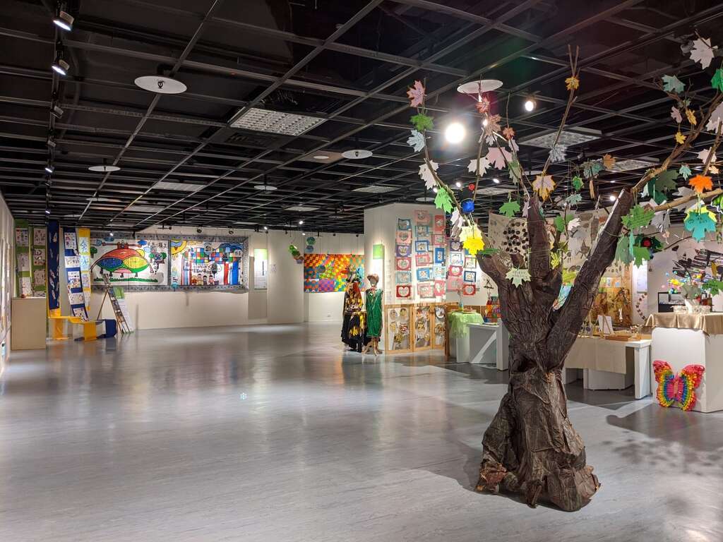 台北市博嘉实验国小课程以美感创意为特色，创校50周年之际举办「忆起玩美」美感教育成果展，展览即日起至3月5日在台北市青少年发展暨家庭教育中心5楼艺文沙龙盛大展出，邀请民众一起来「玩」出「美」力。Play together！(图片来源：台北市青少年发展暨家庭教育中心)