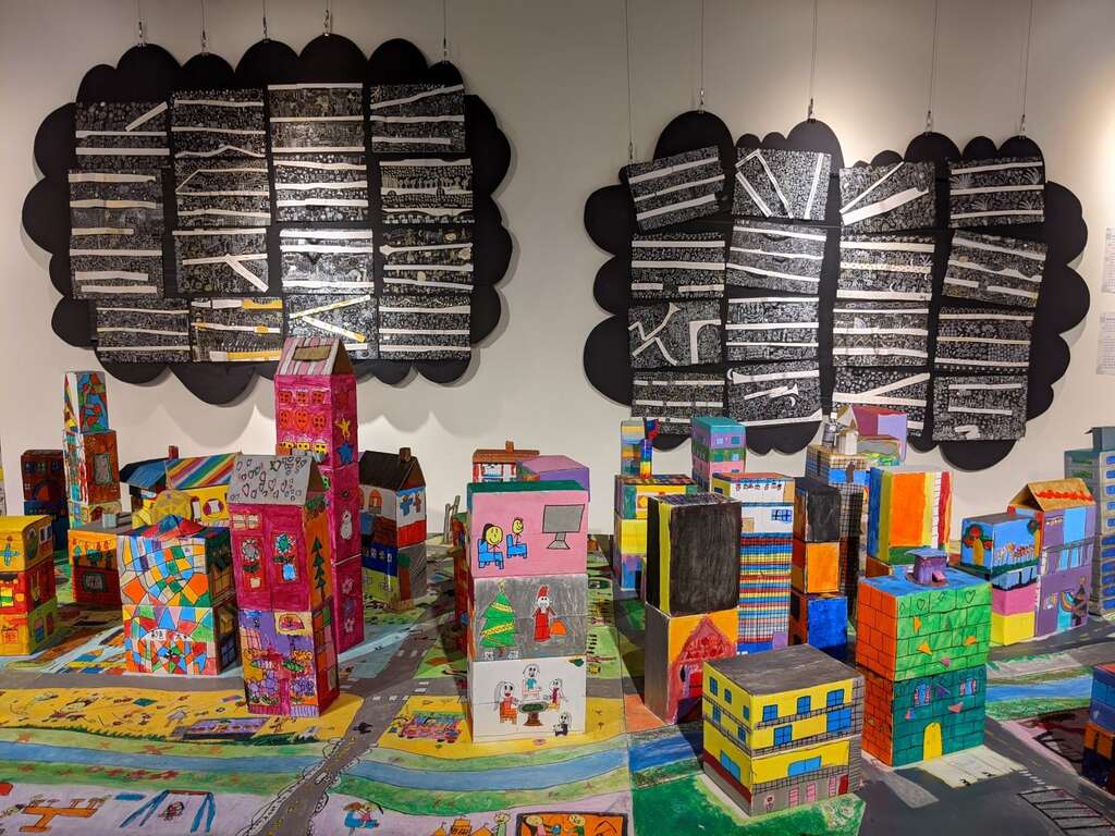 学生化身为社区设计师，共同创作立体建筑与社区画作品「筑巢梦想家」。(图片来源：台北市青少年发展暨家庭教育中心)