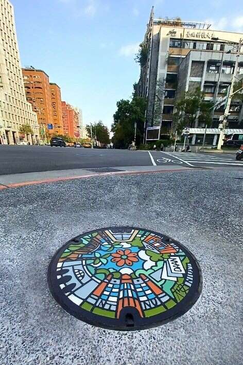 Painted manhole cover in Daan District – Overlooking the Academia Created by Nuomi