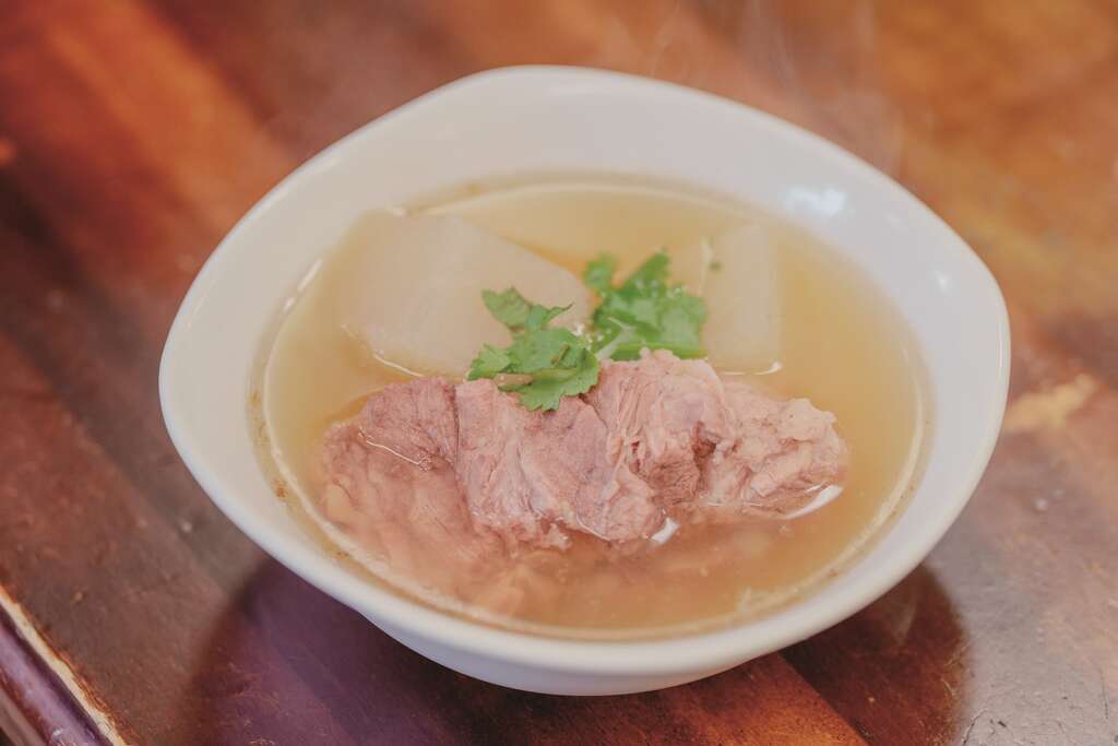 「一肥仔」的排骨湯燉煮功力一流，用筷子即可輕鬆食用鬆軟且入味的排骨肉。（攝影／彭柏璋）