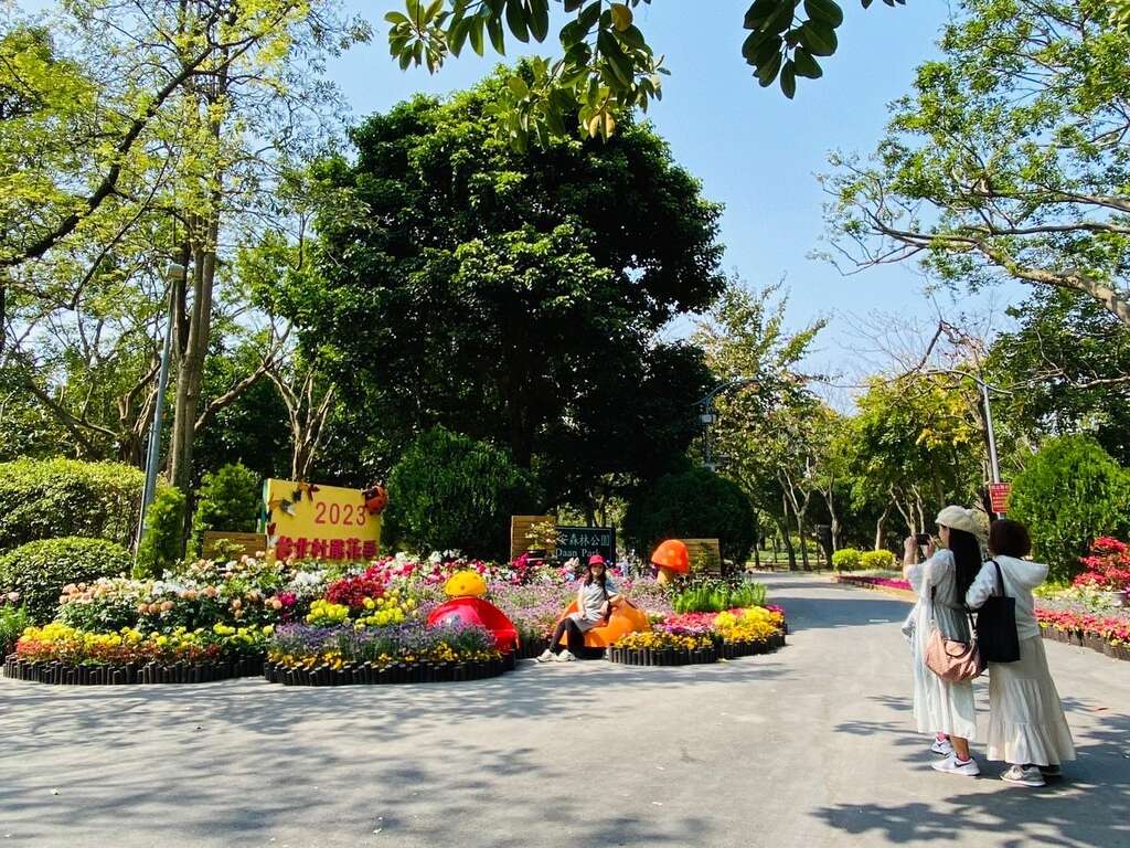 游客忙拍照留倩影(图片来源：台北市政府工务局公园路灯工程管理处)