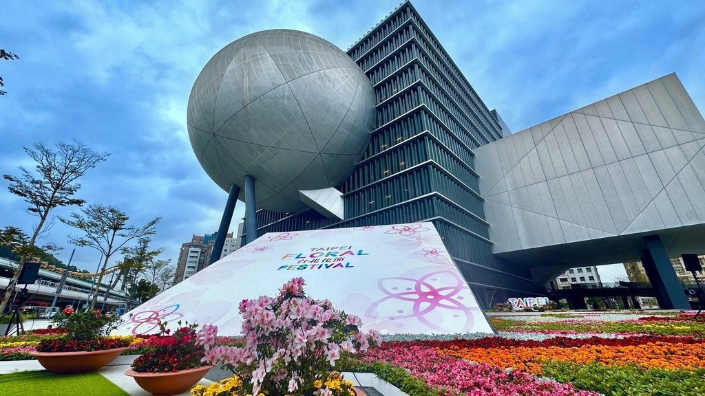 2023台北花节於台北表演艺术中心以各式花卉打造城市花毯。