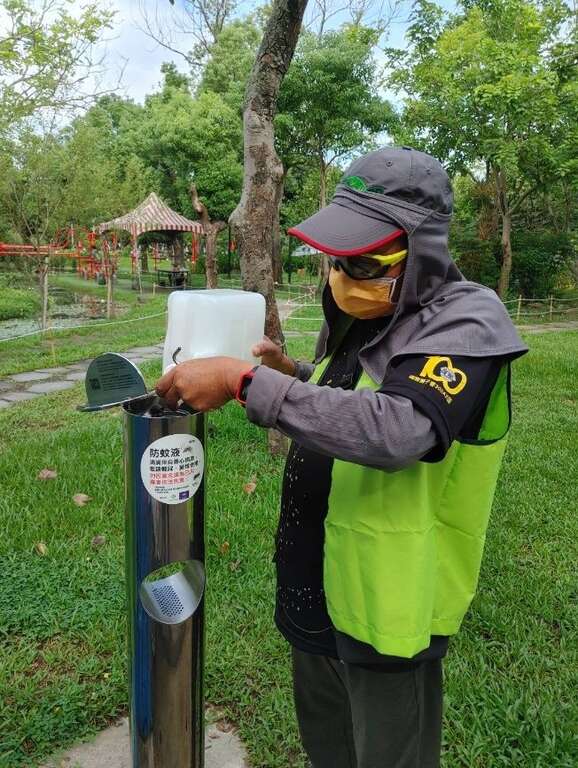 防蚊液站日常补充防蚊液作业，压制蚊虫密度。(图片来源：台北市政府工务局公园路灯工程管理处)