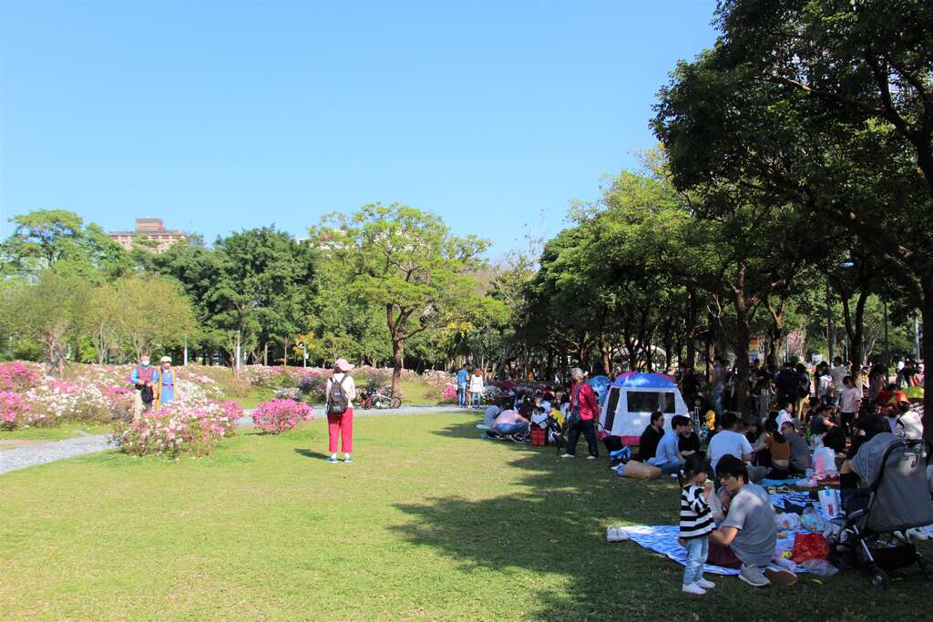 许多民众来到大安森林公园野餐(图片来源：台北市政府工务局公园路灯工程管理处)