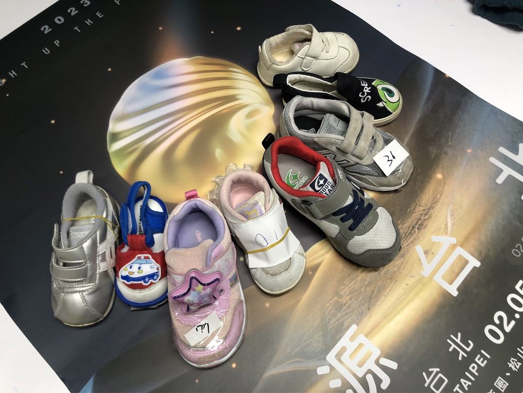 2023台湾灯会遗失物-等待成双的鞋子。
