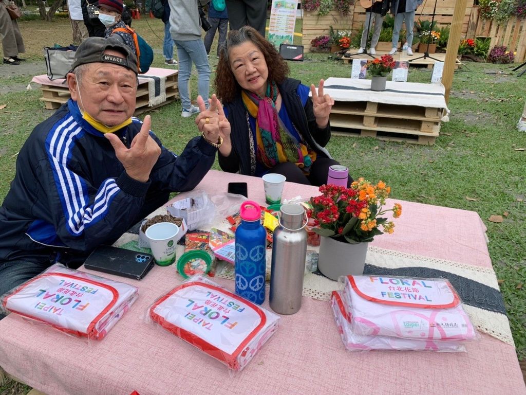 银发长辈共欢乐。
