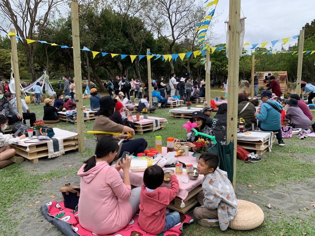 民眾在野餐大安森林公園享受春日午後時光。