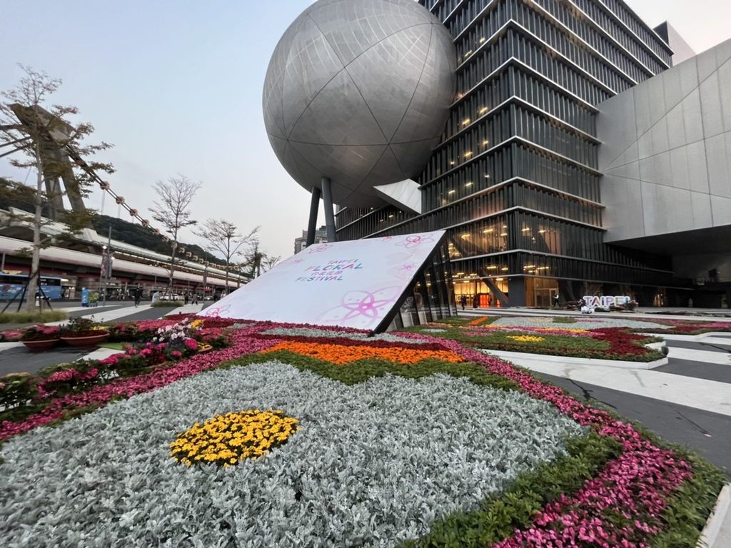 结合台北新地标台北表演艺术中心与龙骨造型屋顶的剑潭捷运站，城市花毯呈现出一张最美的台北城市明信片。