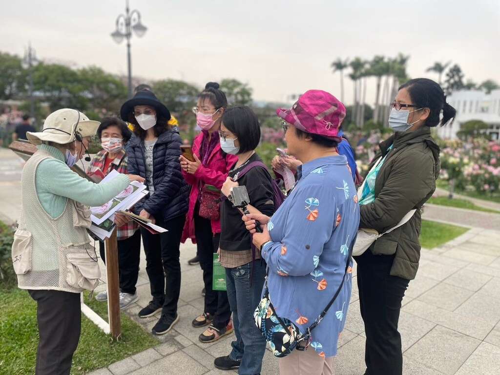 专业志工导览玫瑰小知识(图片来源：台北市政府工务局公园路灯工程管理处)