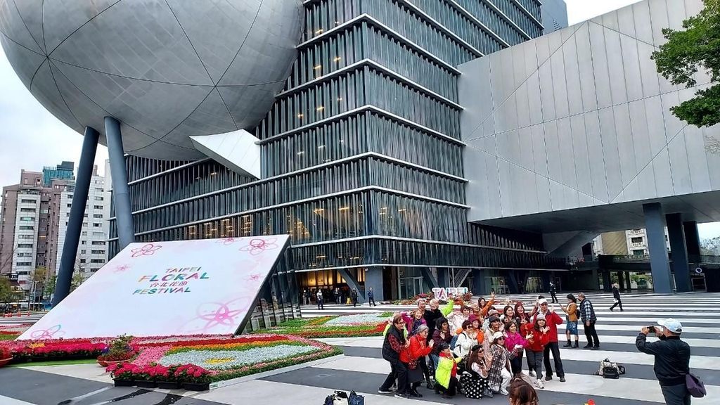 2023台北花节「城市花毯」广获好评，民众在花毯前拍下心目中最美的「城市明信片」。(图片来源：台北市政府观光传播局)