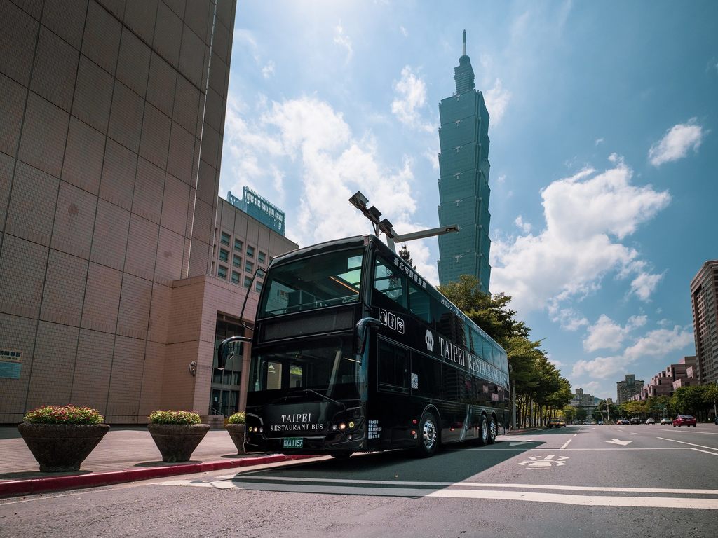 雙層餐車響應推出4月中午包車促銷及5、6月母親節、端午節限時「四人同桌、買三送一」活動，邀請大家品味佳餚時一同暢遊台北