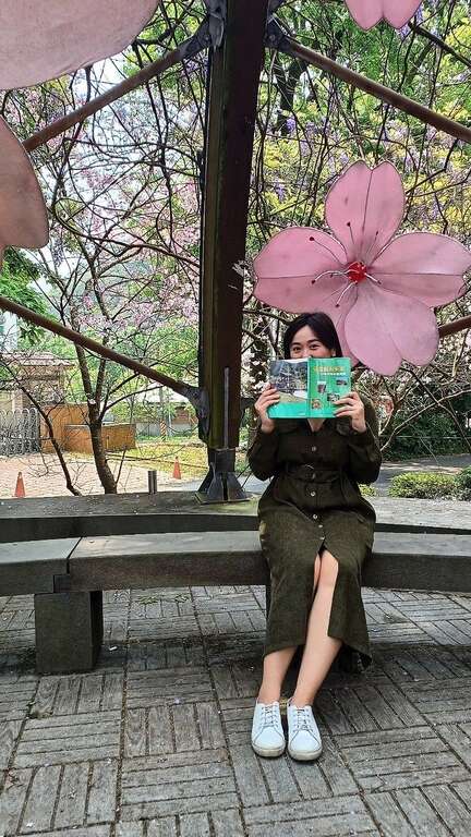 「湖山光影节」拟真樱花灯墙(图片来源：台北市政府工务局大地工程处)