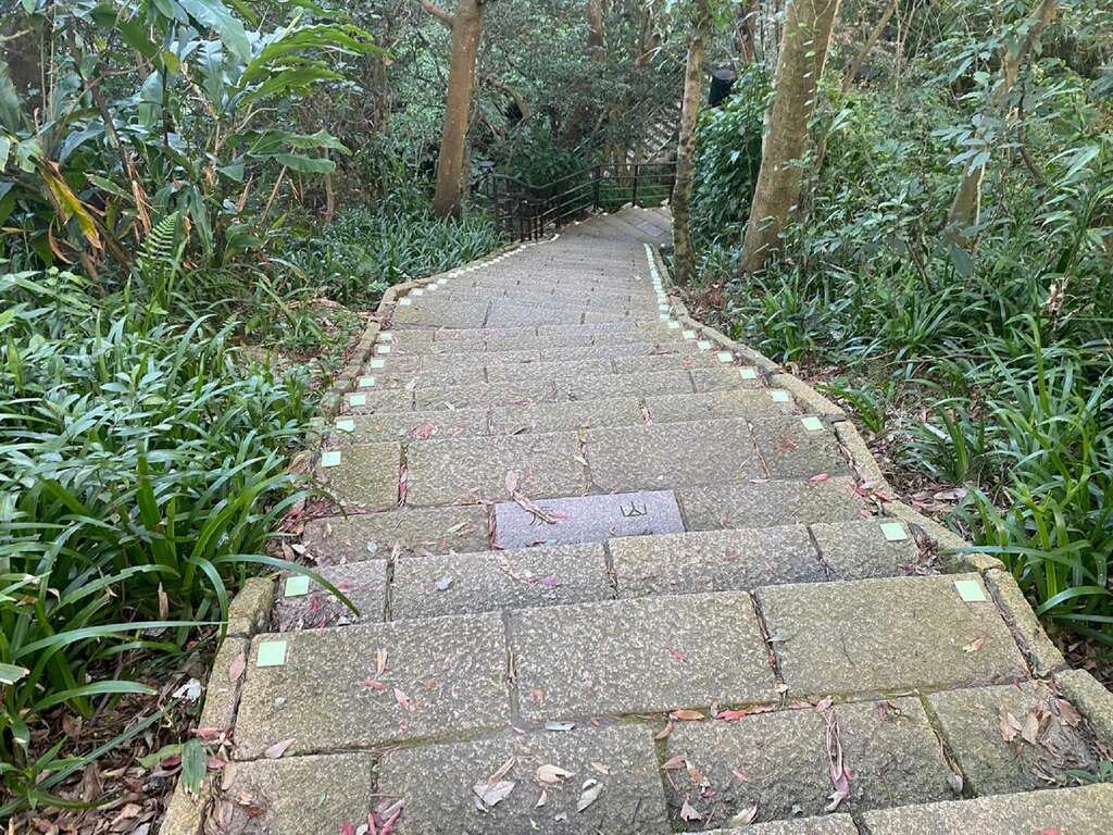 螢光地貼維護更新完成。(圖片來源：臺北市政府工務局大地工程處)