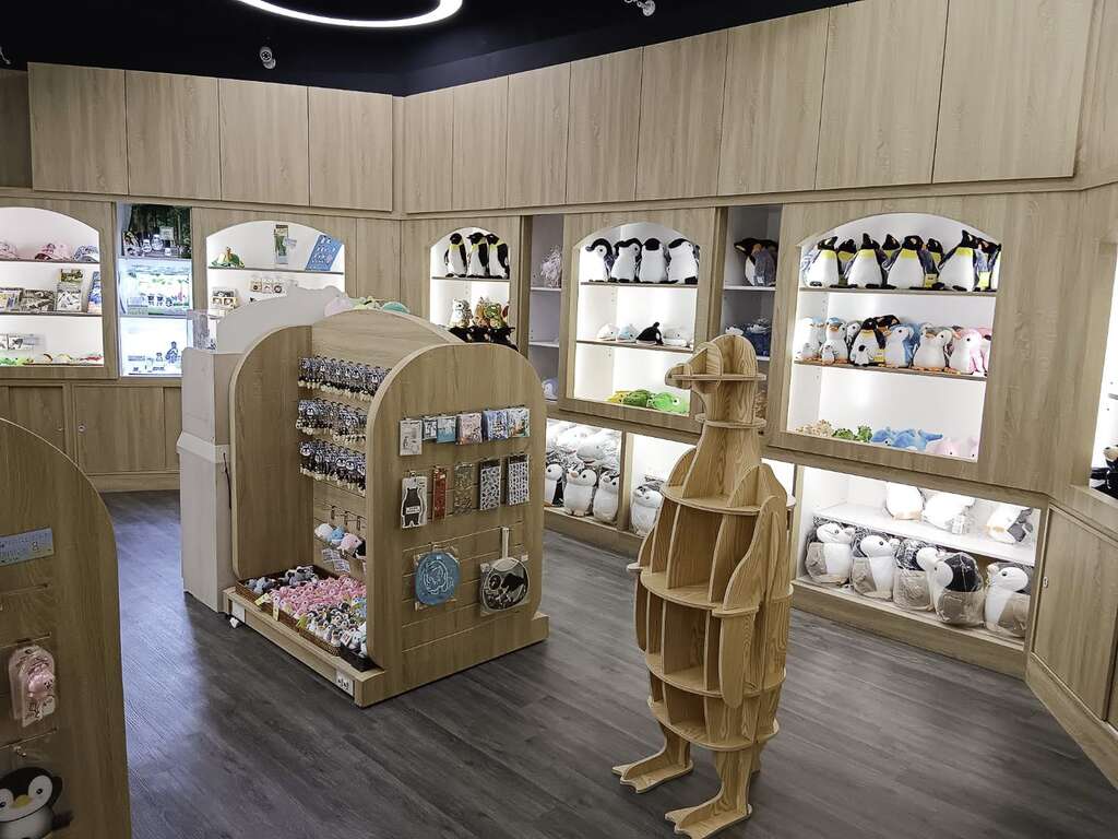 全新開幕的企鵝小舖，不僅商店形象全新升級，更結合「保育、教育、文創」意涵(圖片來源：臺北市立動物園)