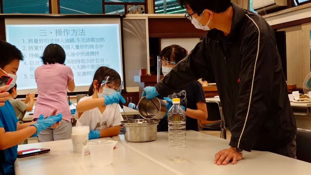 香藥皂DIY(圖片來源：臺北市政府工務局大地工程處)
