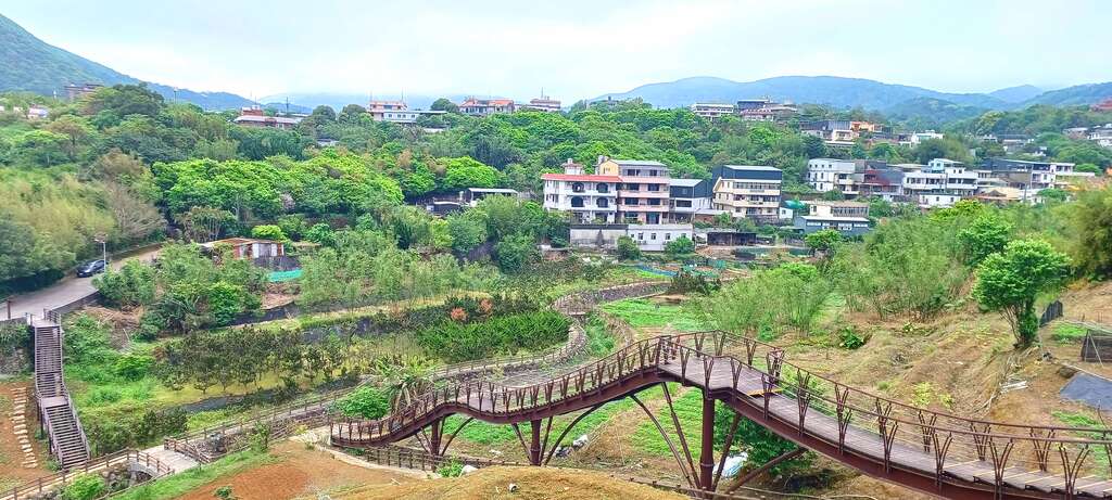 鵝尾山水田最頂處眺望平等農業社區(圖片來源：臺北市政府工務局大地工程處)