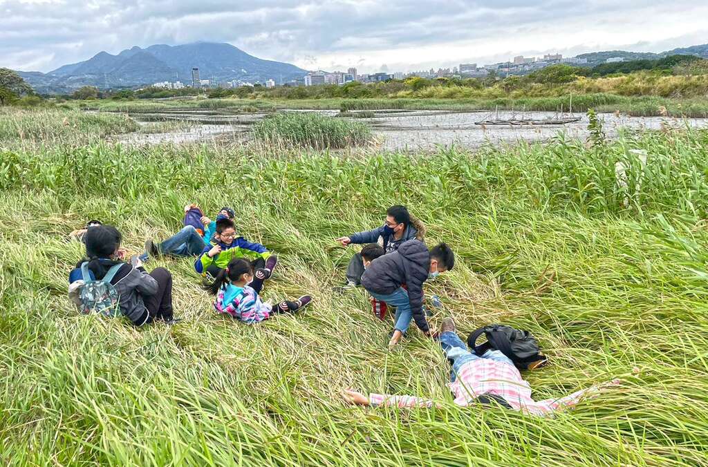 「周末亲子环教活动」带领亲子家庭在游玩与手作中亲近湿地，增进亲子互动(图片来源：台北市政府工务局水利工程处)