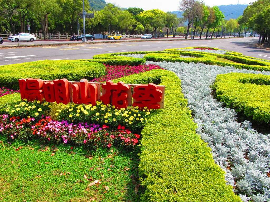 多层次植栽配置形成视觉焦点(图片来源：台北市政府工务局公园路灯工程管理处)