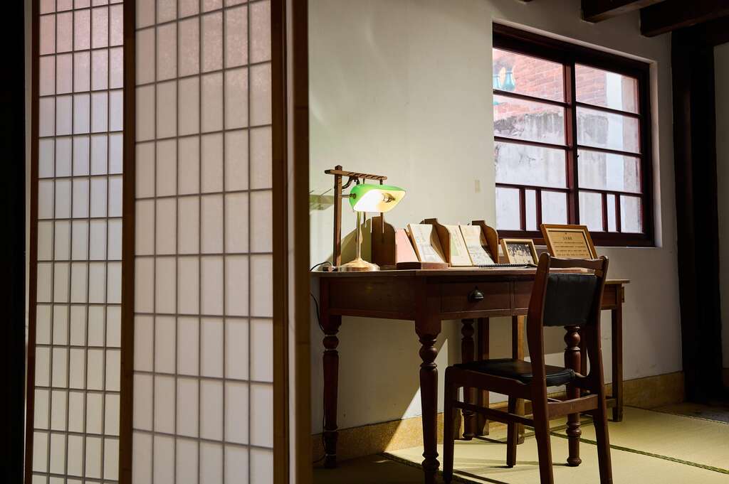 展区二【社群bar】介绍五个各有特色的文学社群，图为呈现锺肇政於书房手写往来的「文友通讯」展间。(图片来源：台北市政府文化局)