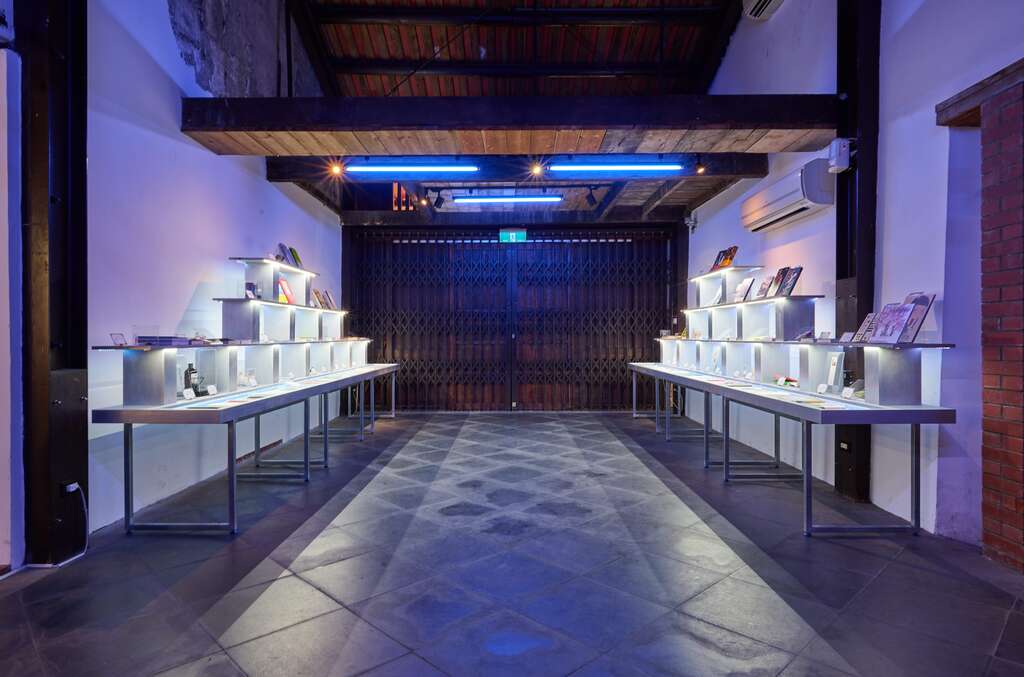 展区四【阅读舱】邀请五十三位各领域的创作者分享他们的伴读小物，并於选书中留下阅读笔记。(图片来源：台北市政府文化局)
