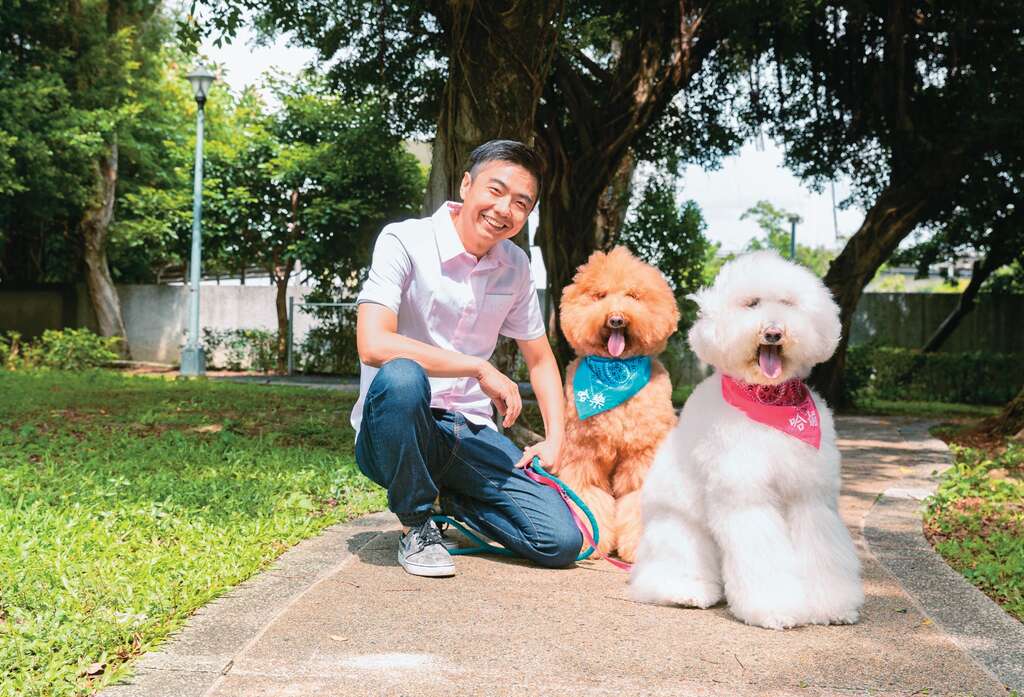 熊爸鼓励毛爸、毛妈花点时间和耐心，引导毛孩做什麽才是对的，建立和谐的生活节奏有赖双向合作。（摄影／陈仁萱）