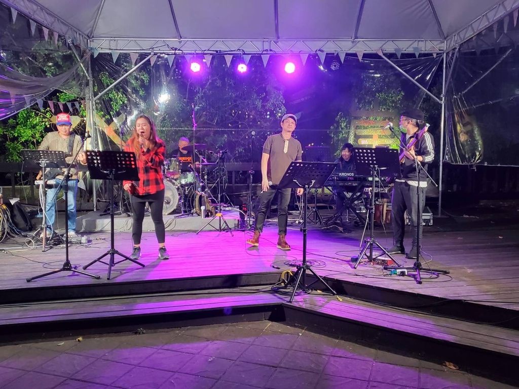 毎週金曜日 公館で夜のLive Bandを
