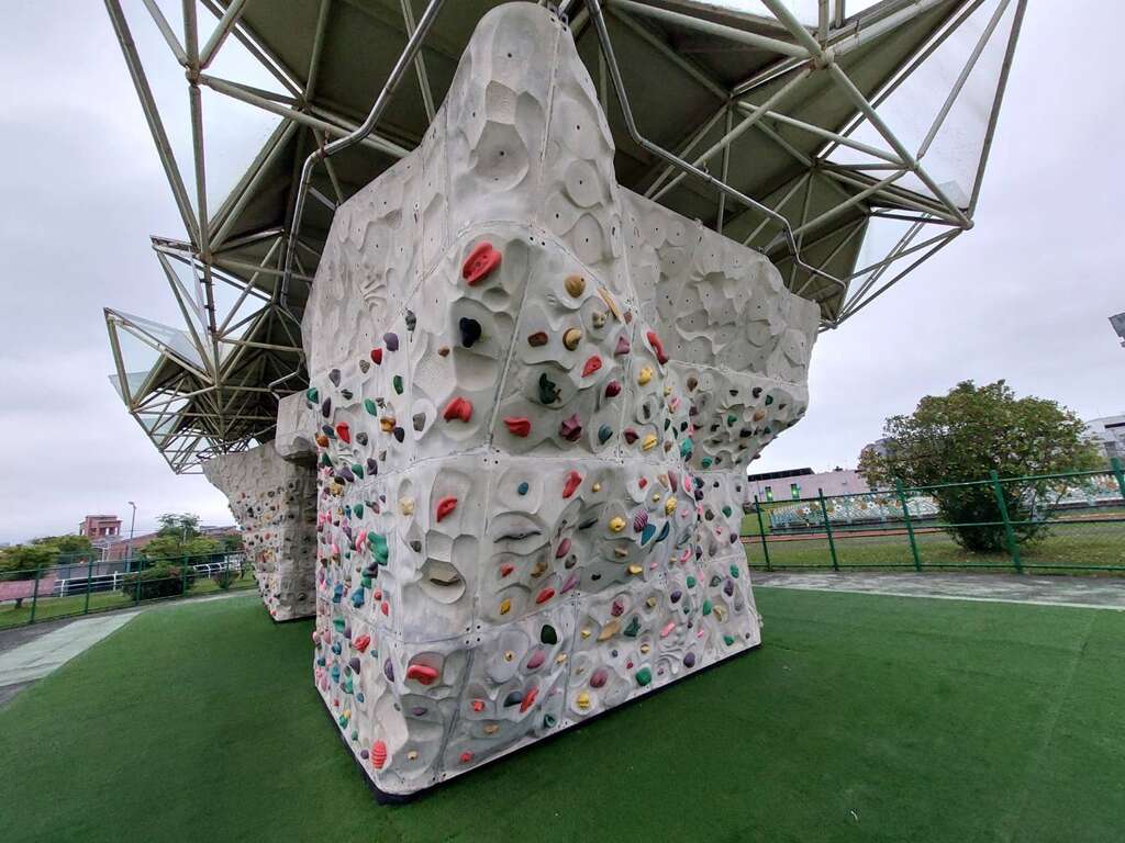 內湖運動公園攀岩場換上五顏六色的新衣裳(圖片來源：臺北市政府工務局衛生下水道工程處)