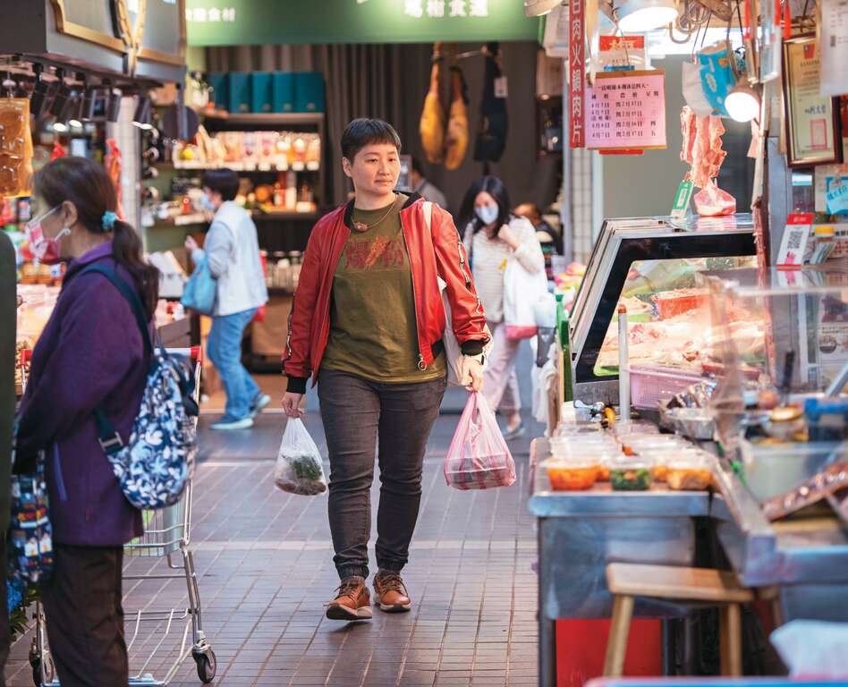 定居天母的霸丸对士东市场的食材品质赞誉有加。 （摄影／李智为）