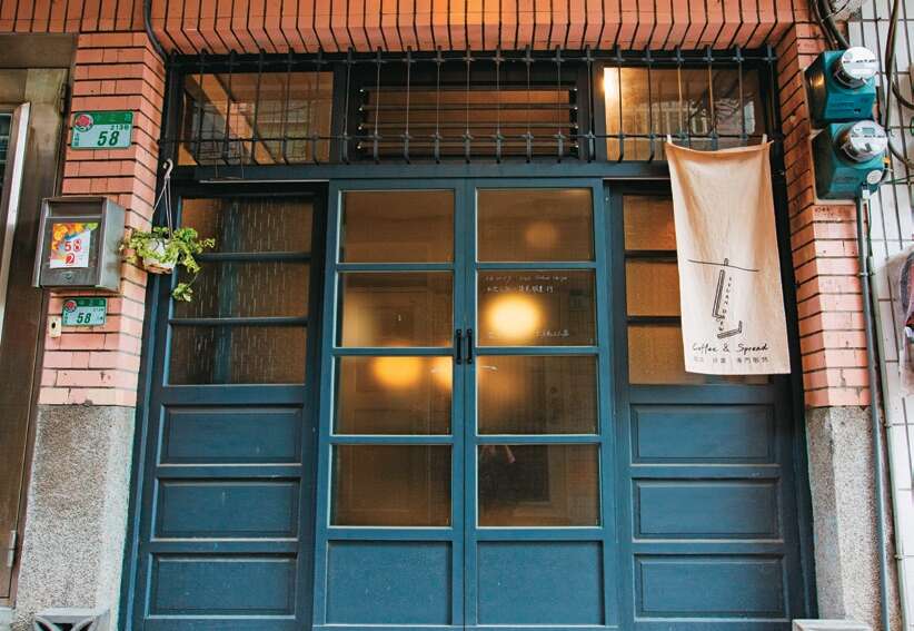 店家入口像祕密基地般，布簾上的「玄」字Logo是通關密語。（攝影／林煒凱）