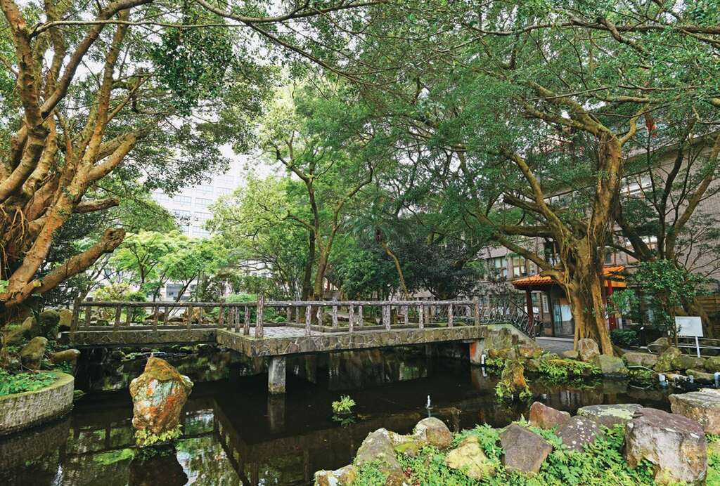 中國風建築加上小橋流水庭園風格,漫步文化大學校園中能感受到寧靜與雅致的愜意。