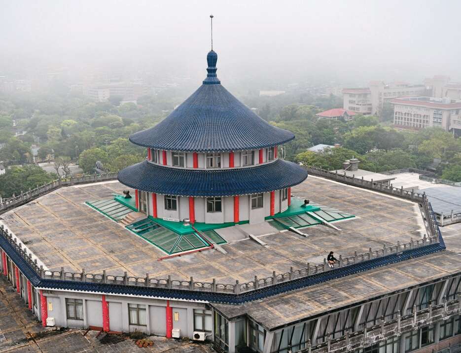 中國風建築加上小橋流水庭園風格，漫步文化大學校園中能感受到寧靜與雅致的愜意。 (2)