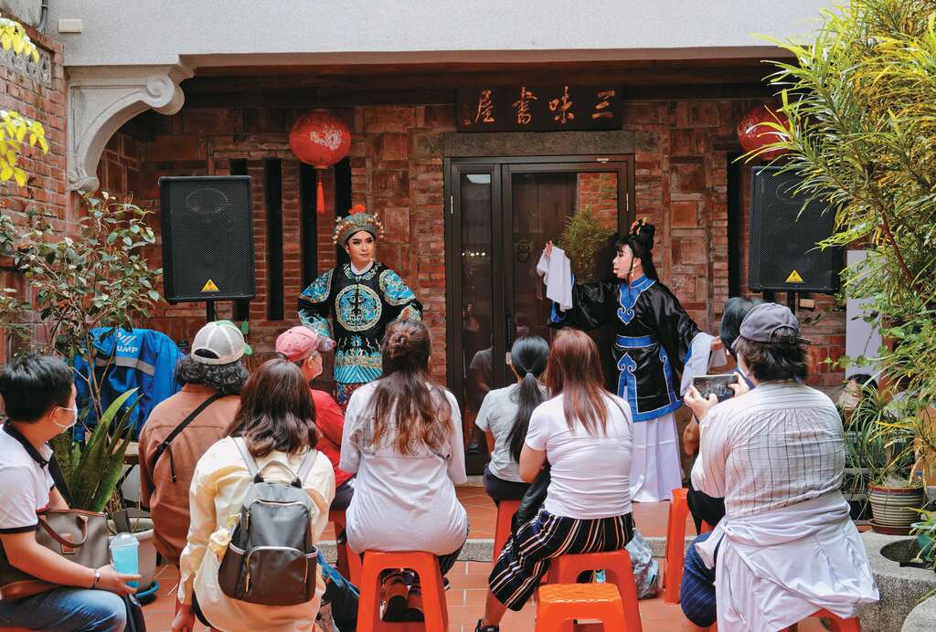 戏春大稻埕依空间属性规画不同演出，像是在三进老宅的天井，就很适合搬演歌仔戏。（图／大稻埕创意街区发展协会）