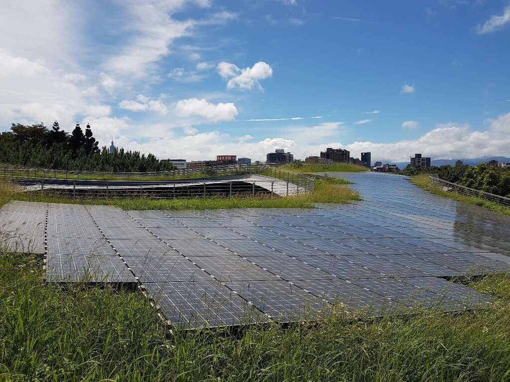 台北典藏植物园於2007年获得钻石级绿建筑殊荣，图为屋顶节能的太阳能板。(图片来源：台北市政府工务局公园路灯工程管理处)