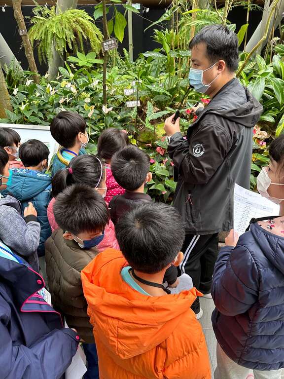 台北典藏植物园提供民众多样课程及导览解说服务。(图片来源：台北市政府工务局公园路灯工程管理处)