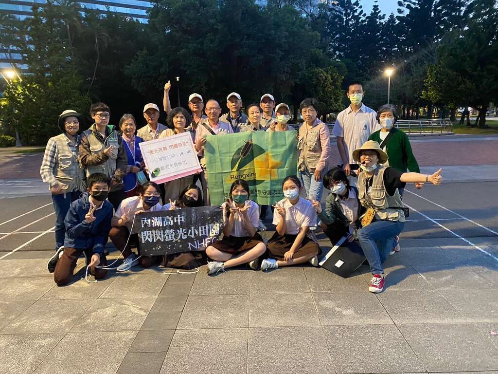 內湖高中學生熱情參與螢火蟲季周末夜間導覽行列(圖片來源：臺北市政府工務局公園路燈工程管理處)