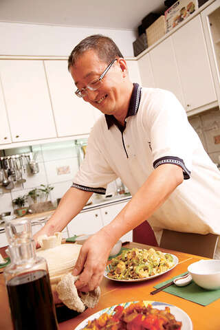 身為悠遊卡公司董事長的經濟學家林向愷，本身也是一名料理高手。(圖片來源：時報出版)
