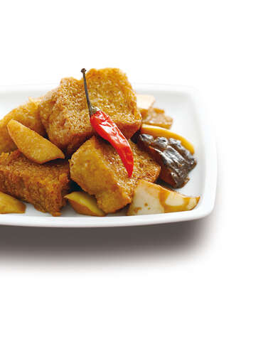 林向愷在5月號《台北畫刊》大展廚藝，向讀者介紹知名的上海小菜「四喜烤麩」。(圖片來源：時報出版)